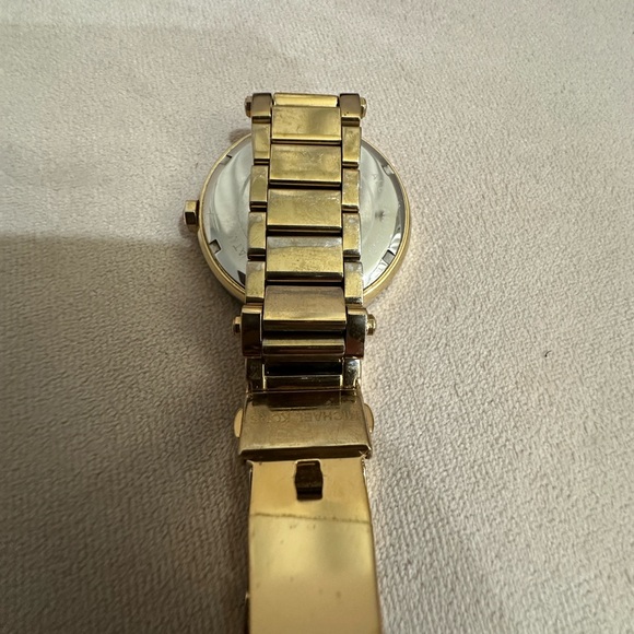 Michael Kors Parker MK5865 Women Rose Gold Analog Dial Quartz Wrist Watch NUL39